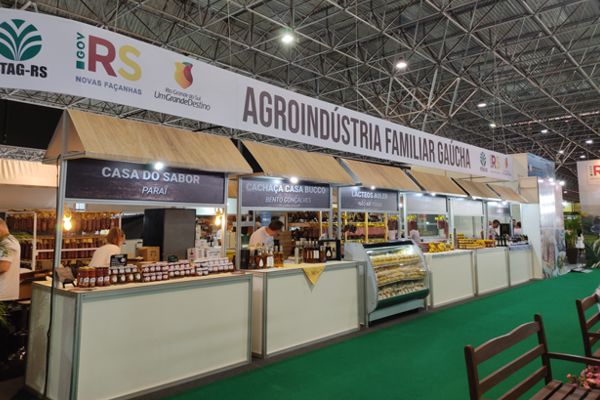 Espaço ocupado pela agroindústria familiar gaúcha, onde produtores rurais de vários municípios expõe e comercializam seus produtos, com destaque para queijos, salames, embutidos, cachaças, vinhos e sucos orgânicos, doces, geleias, mel e produtos artesanais. Em média 20 a 30 municípios gaúchos participam deste espaço.