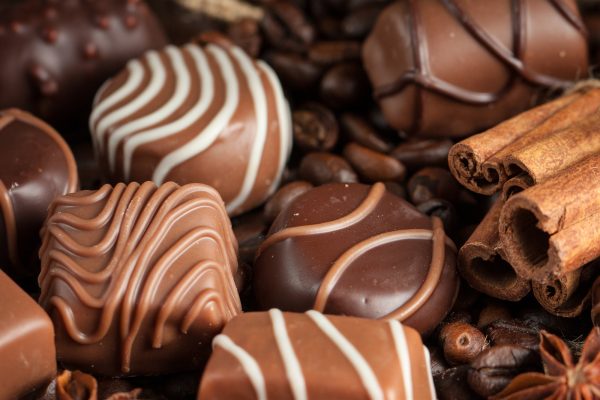 Uma ilha inteira de chocolates de Gramado, com o tradicional fondue de chocolate com morangos, chocolates em barra, com vários formatos e recheios, para deliciar aos apreciadores.