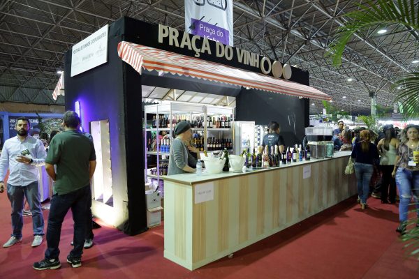 Espaço para a degustação dos mais celebrados produtos da região sul do país: o vinho e espumantes! A Praça do Vinho conta com a participação de vinícolas do Rio Grande do Sul, trazendo seus melhores produtos, muitos deles premiados internacionalmente. Mais de 100 rótulos à disposição do público, para consumo em taças ou em garrafas.