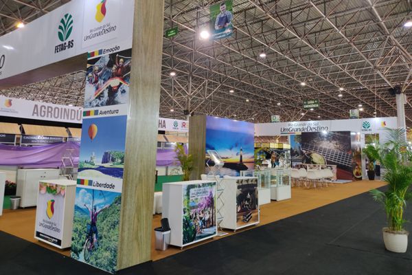 Área onde a Secretaria de Turismo e os municípios gaúchos, através de suas Secretarias de Turismo, trazem para o evento material informativo, vídeos e representantes do setor para divulgar os roteiros turísticos do estado. Das belezas da Serra Gaúcha à imponência da região dos Canions, é possível dar um passeio pelas mais belas paisagens do sul nesse espaço.